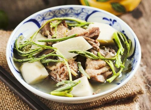 Ngày nghỉ lễ 1-5 vợ đảm vào bếp nấu những món ngon chồng con không ngừng gắp - 1