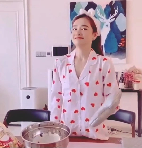 Nhã phương lóng ngóng làm bánh tặng chồng hình dạng chiếc bánh làm ai cũng phì cười - 1