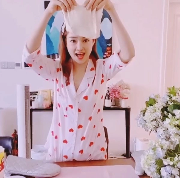 Nhã phương lóng ngóng làm bánh tặng chồng hình dạng chiếc bánh làm ai cũng phì cười - 3