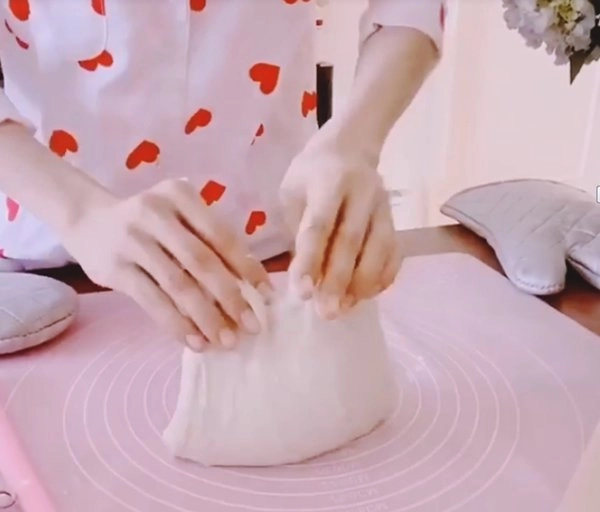 Nhã phương lóng ngóng làm bánh tặng chồng hình dạng chiếc bánh làm ai cũng phì cười - 4