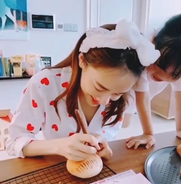 Nhã phương lóng ngóng làm bánh tặng chồng hình dạng chiếc bánh làm ai cũng phì cười - 7