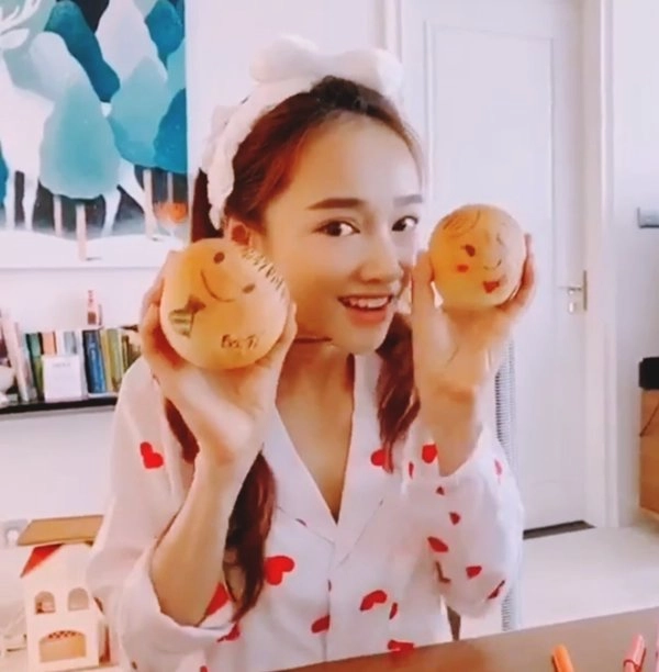 Nhã phương lóng ngóng làm bánh tặng chồng hình dạng chiếc bánh làm ai cũng phì cười - 8