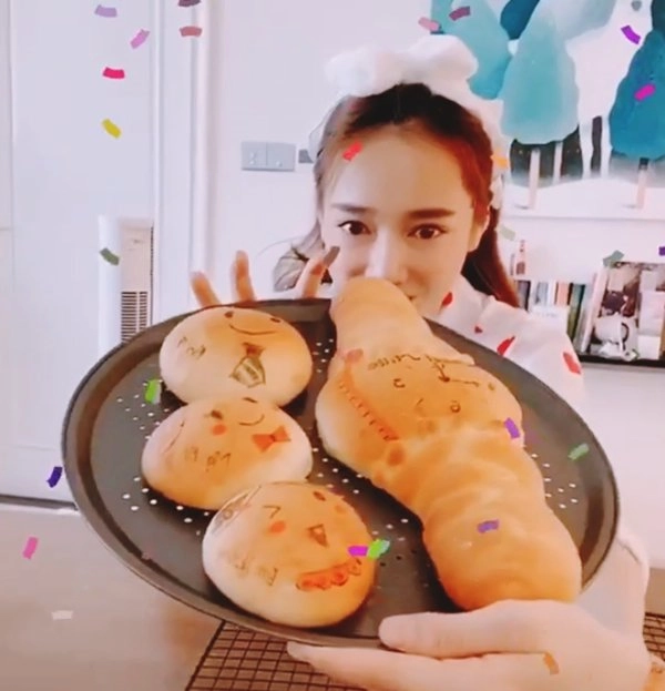 Nhã phương lóng ngóng làm bánh tặng chồng hình dạng chiếc bánh làm ai cũng phì cười - 9