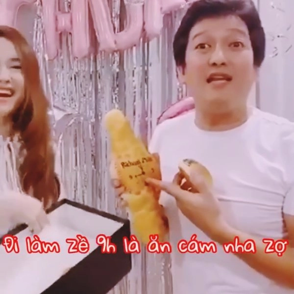 Nhã phương lóng ngóng làm bánh tặng chồng hình dạng chiếc bánh làm ai cũng phì cười - 12