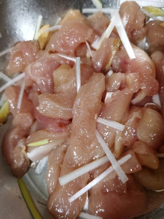 Nhà thừa ức gà chẳng ai ăn làm ngay món này chồng con thi nhau xin nếm thử - 1