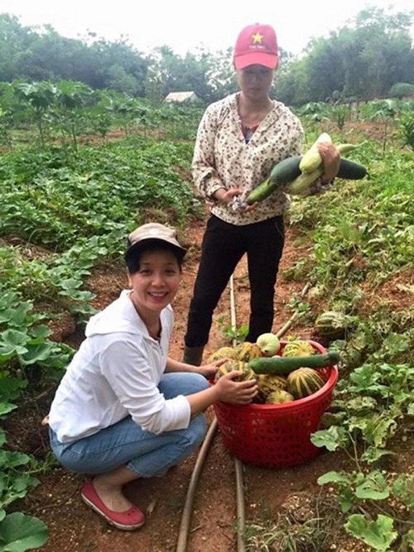 2 nữ nghệ sĩ mua nhà vườn thỏa đam mê rau củ chất đầy thuê người làm không xuể việc - 19