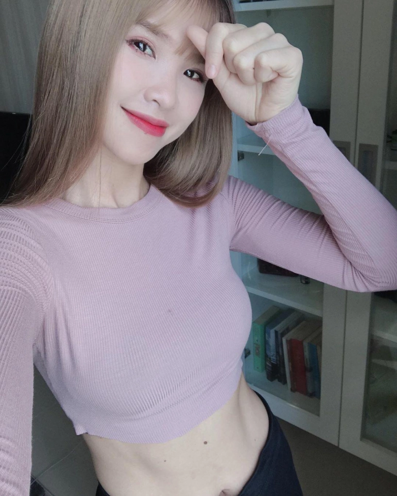 Nhan sắc ngọt ngào nhưng khi vén áo khoe eo hội mỹ nhân này lại có múi bụng cuồn cuộn - 1