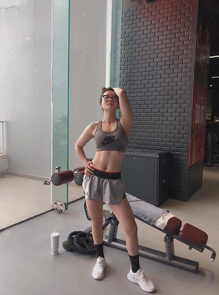 Nhan sắc ngọt ngào nhưng khi vén áo khoe eo hội mỹ nhân này lại có múi bụng cuồn cuộn - 8