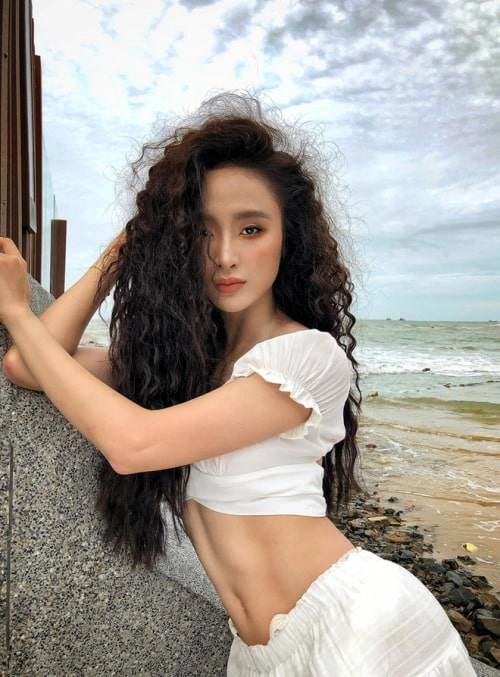 Nhan sắc ngọt ngào nhưng khi vén áo khoe eo hội mỹ nhân này lại có múi bụng cuồn cuộn - 12