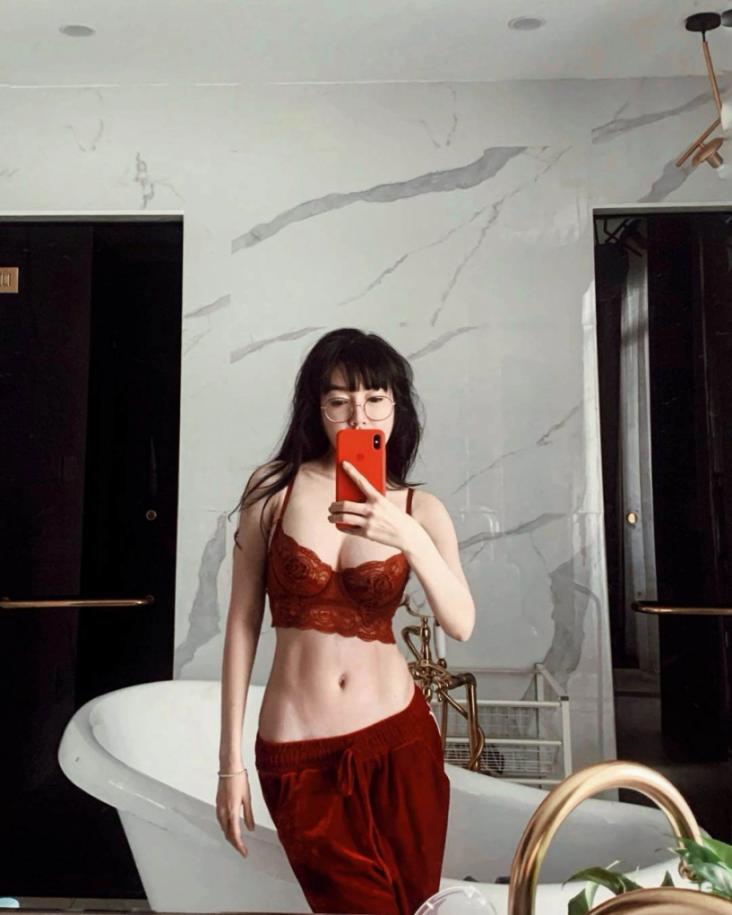 Nhan sắc ngọt ngào nhưng khi vén áo khoe eo hội mỹ nhân này lại có múi bụng cuồn cuộn - 17