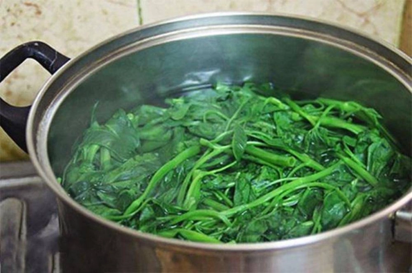 Nước rau muống luộc xong chuyển màu xanh đen có nên ăn hay đổ bỏ - 2
