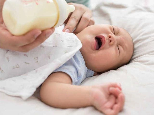 Phải làm gì khi trẻ sơ sinh bị ọc sữa và thở khò khè - 1