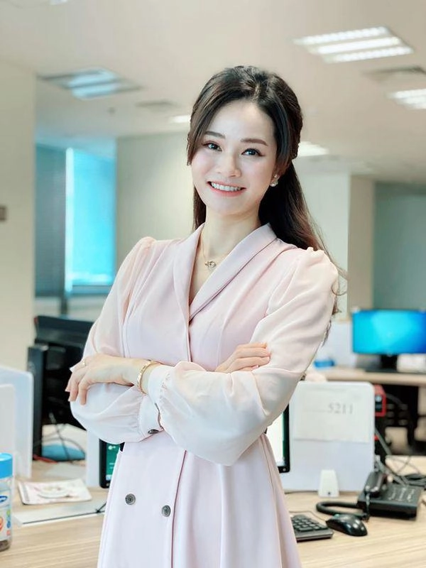 Quyết định cắt tóc mái mưa đây có lẽ là nữ btv giỏi giấu tuổi nhất nhà đài vtv - 5