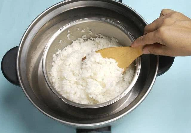 Rang cơm cho trứng hay cơm vào trước đều được quan trọng làm sao để cơm săn chắc bóng bẩy - 1