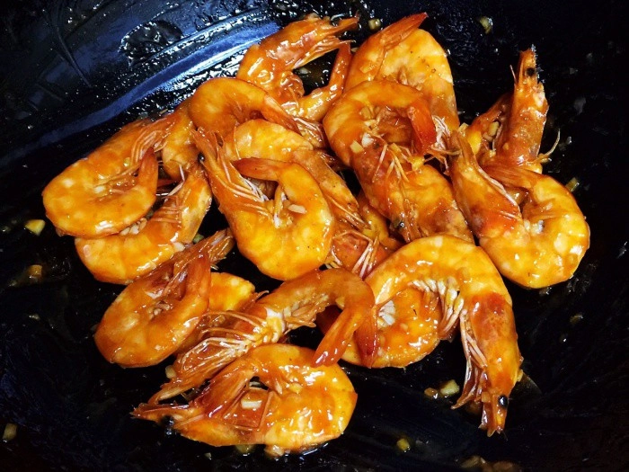 Rang rim mãi cũng chán đem tôm sốt cà chua kiểu này cơm nấu nhiều lại nhanh hết - 4