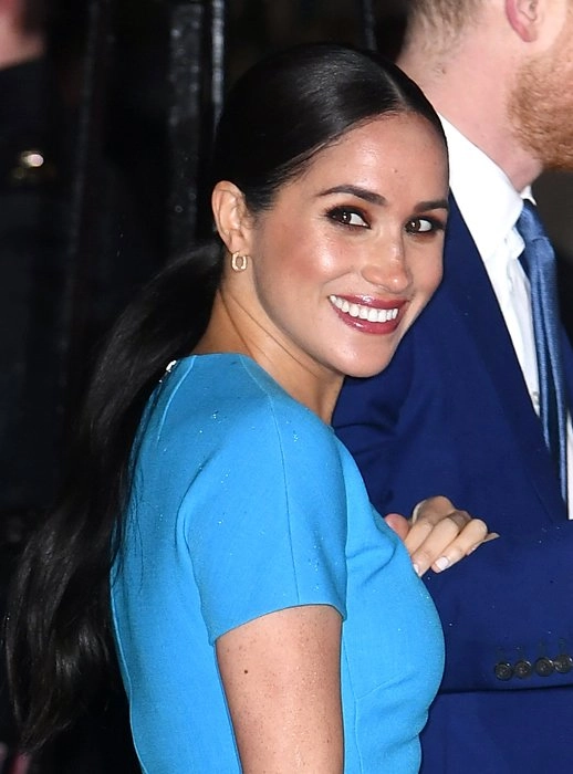 Rời khỏi hoàng gia meghan markle tạm biệt lối makeup nhẹ nhàng chuyển sang trang điểm đậm sắc sảo - 2