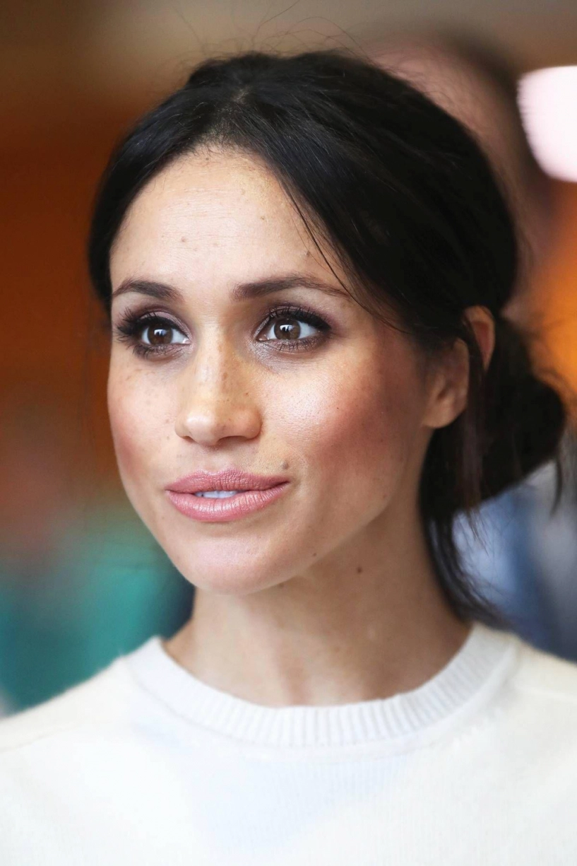 Rời khỏi hoàng gia meghan markle tạm biệt lối makeup nhẹ nhàng chuyển sang trang điểm đậm sắc sảo - 13