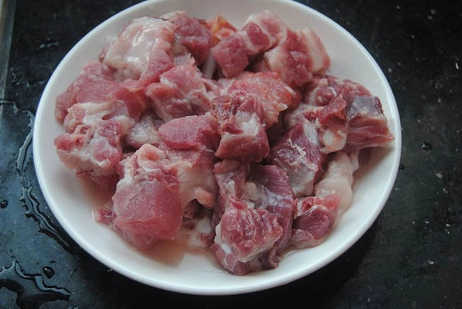 Sườn kho khoai mặn ngọt lạ miệng thêm canh sấu là đánh bại ngày hè - 1
