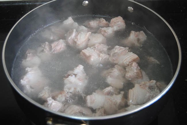 Sườn kho khoai mặn ngọt lạ miệng thêm canh sấu là đánh bại ngày hè - 2