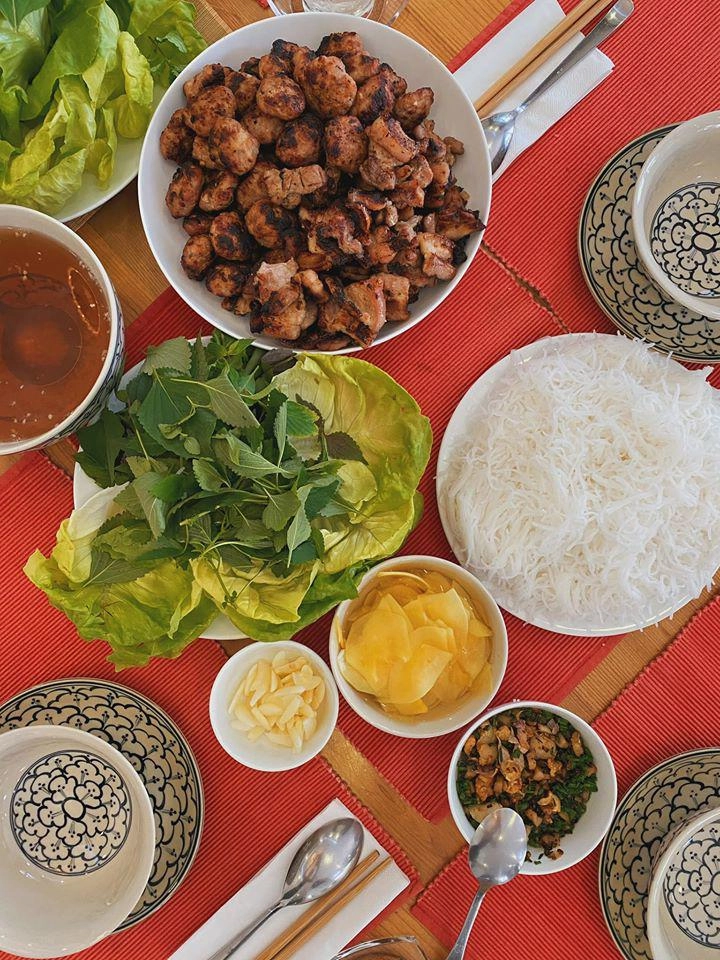 Tăng thanh hà về nhà mẹ đẻ làm bún chả dân tình lại tranh cãi vì điểm thiếu thẩm mỹ - 4