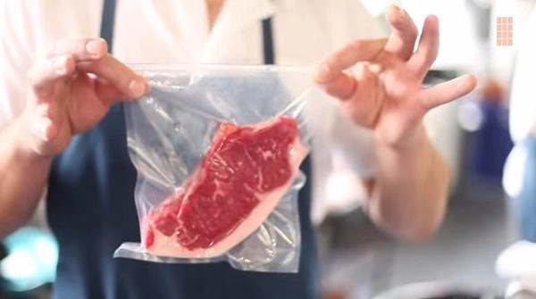 Thêm thao tác nhỏ này cá thịt gia cầm dù để lâu vẫn cứ tươi rói như vừa mới mua - 2