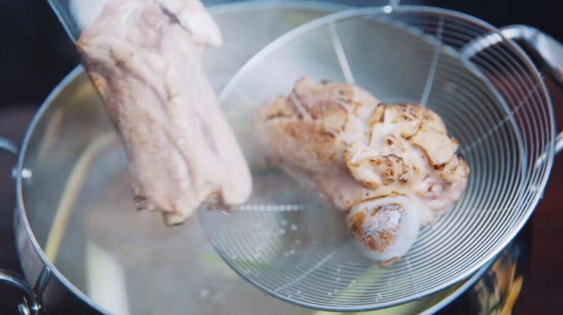 Thêm thìa gia vị này rang chín nước xương hầm trong ngọt sâu hết sạch cả mùi hôi - 1