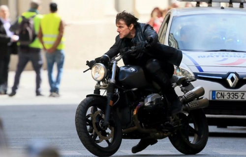 Tom cruise lái bmw r ninet scrambler lao vào một chiếc xe ôtô - 1