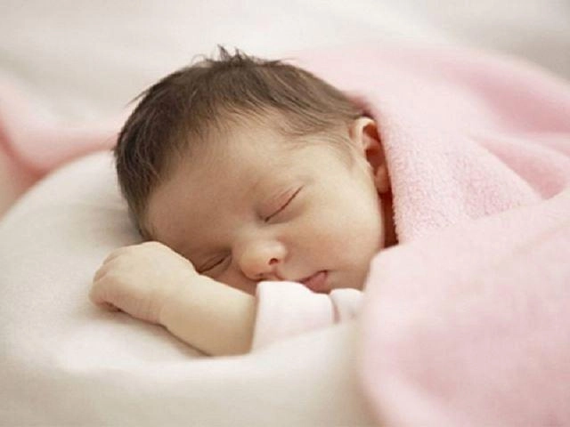 Trẻ sơ sinh ngủ li bì khó đánh thức mẹ chớ nên chủ quan - 1