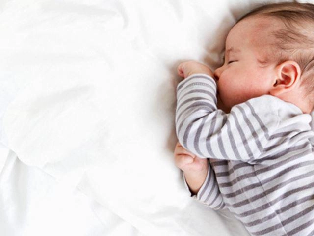 Trẻ sơ sinh ngủ li bì khó đánh thức mẹ chớ nên chủ quan - 3