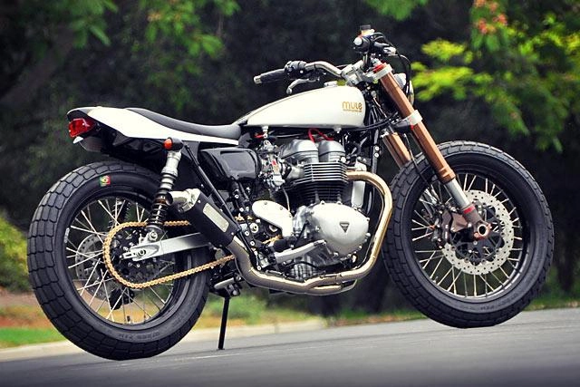 Triumph bonneville 2004 trẻ trung hơn trong bản độ kiểu street tracker - 2