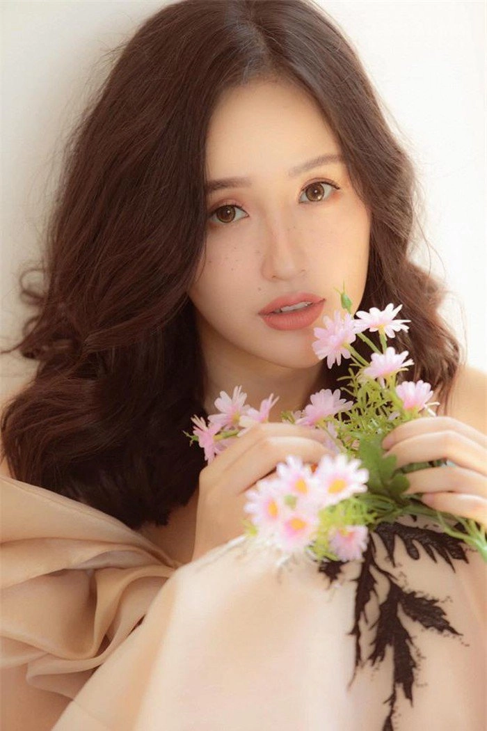 Trông qua gợi cảm là thế nhưng nhìn kỹ mới thấy makeup của mai phương thúy cũng nhiều khuyết điểm - 5