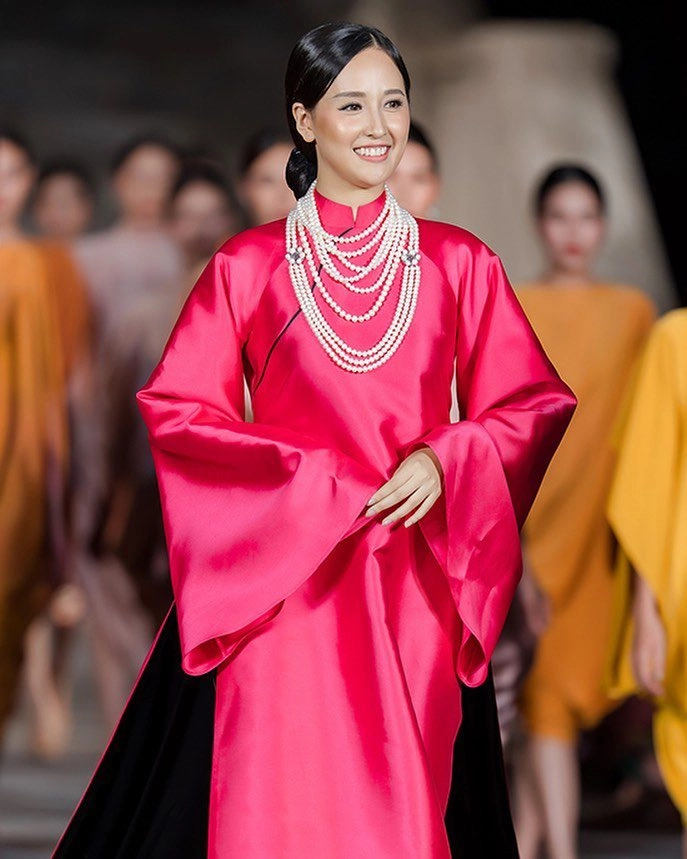 Trông qua gợi cảm là thế nhưng nhìn kỹ mới thấy makeup của mai phương thúy cũng nhiều khuyết điểm - 7