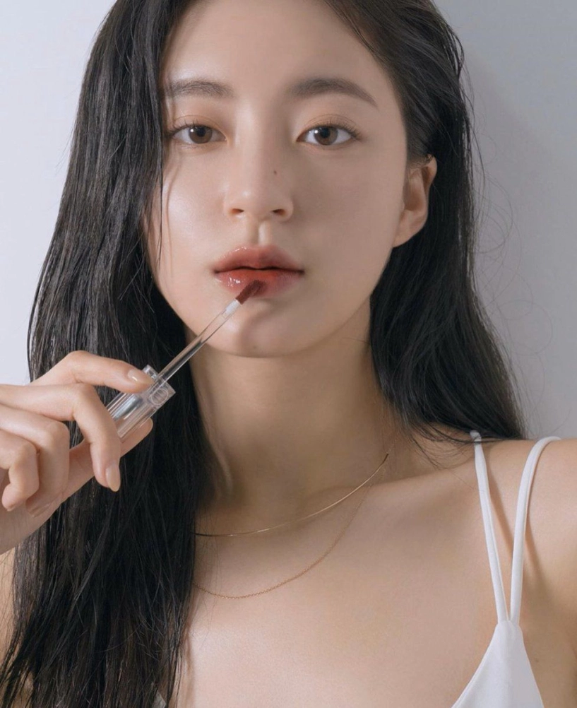 Trông qua gợi cảm là thế nhưng nhìn kỹ mới thấy makeup của mai phương thúy cũng nhiều khuyết điểm - 9