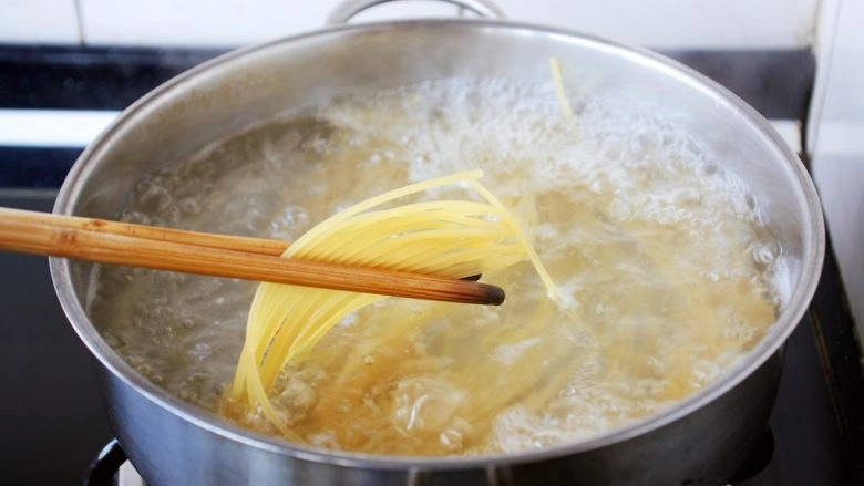 Tự làm mỳ ý kem sữa hải sản giàu dinh dưỡng vị khó cưỡng như ngoài hàng - 3
