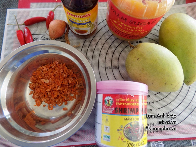 Tuyệt chiêu làm nước mắm ruốc chấm xoài xanh khiến chị em mê mẩn - 1