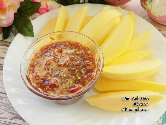 Tuyệt chiêu làm nước mắm ruốc chấm xoài xanh khiến chị em mê mẩn - 5