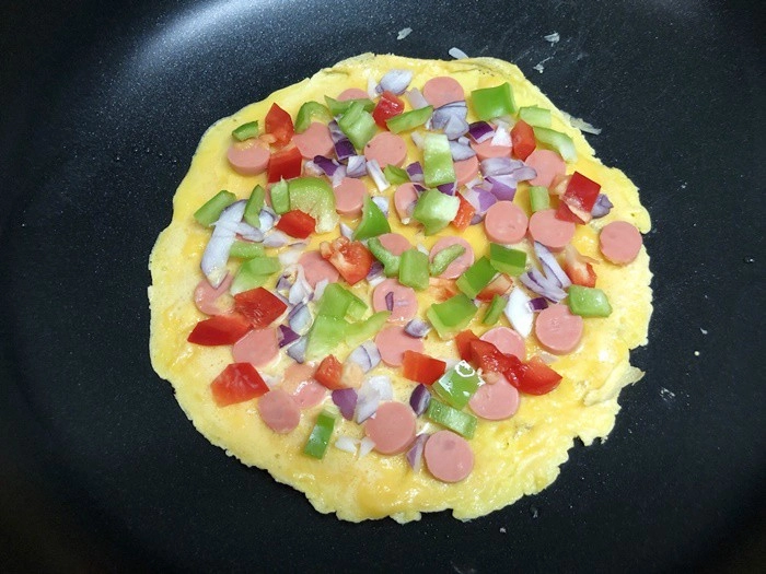 Vợ nhanh tay làm ngay pizza siêu tốc chỉ vài phút là xong cho chồng con ăn sáng - 4