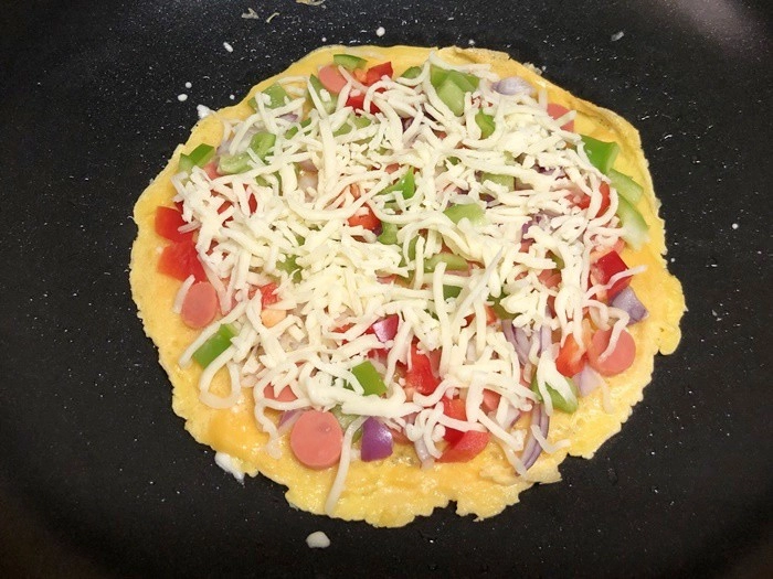 Vợ nhanh tay làm ngay pizza siêu tốc chỉ vài phút là xong cho chồng con ăn sáng - 5