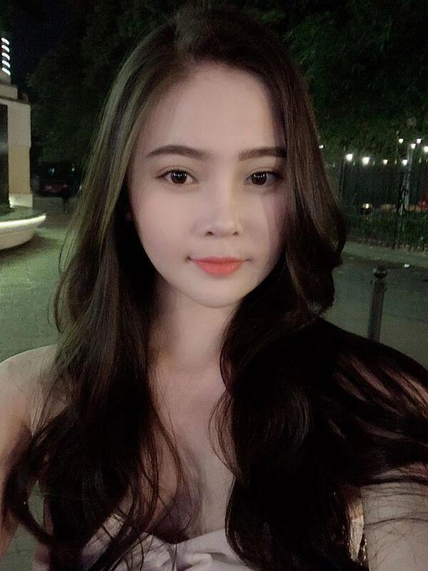 Xinh đẹp lại có mình dây cùng ngực đầy hotgirl lên hình bên bố mà bị đồn cặp đại gia - 1