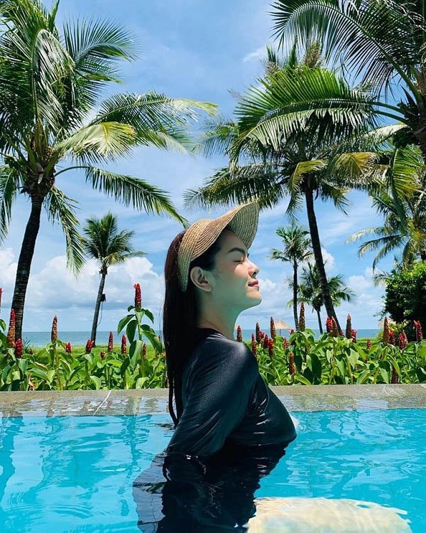 Xuống hồ bơi nhưng vẫn đội cả mũ phạm quỳnh anh cẩn thận bảo vệ da dưới nắng hè - 1