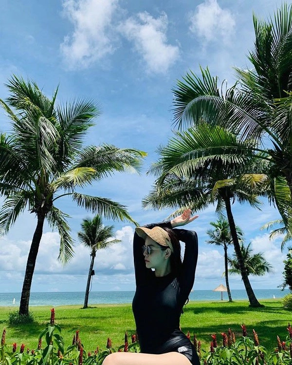 Xuống hồ bơi nhưng vẫn đội cả mũ phạm quỳnh anh cẩn thận bảo vệ da dưới nắng hè - 3