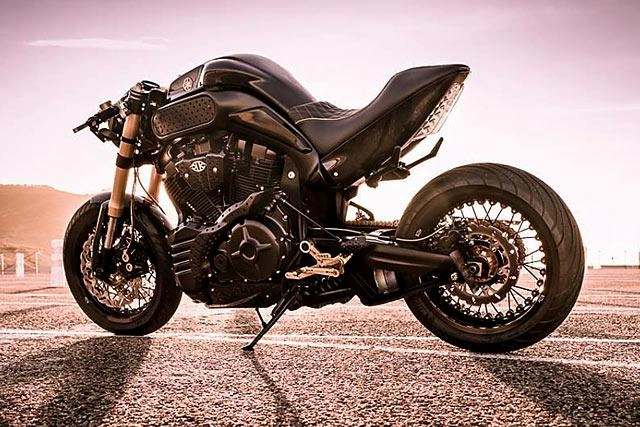 Yamaha mt-01 hầm hố và siêu ngầu trong kiểu dáng cafe fighter - 1