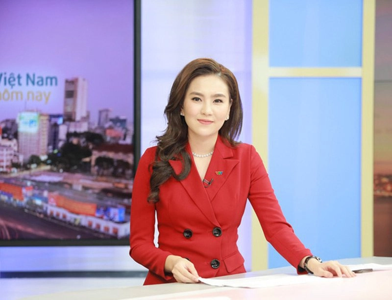 Ăn mặc chỉn chu lên sóng đâu biết dàn btv của vtv lại chỉ mang chân đất dép lê - 1