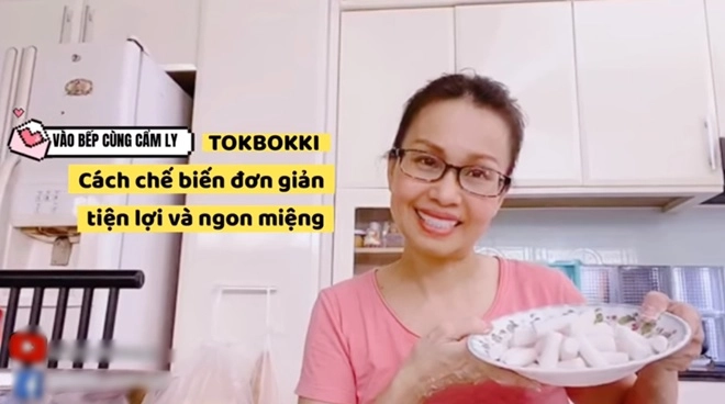 Cẩm ly vừa làm bánh gạo hàn quốc vừa hát cải lương làm fan thích thú - 1