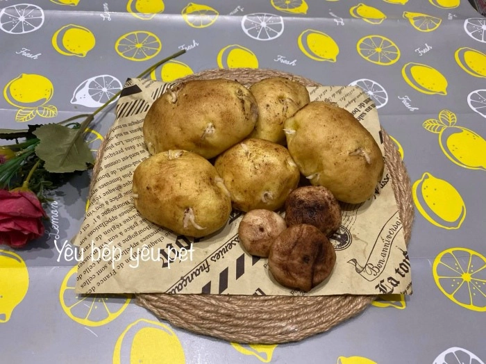 Cô gái làm bánh bao hình khoai tây mọc mầm hội chị em chấm 100 điểm vì quá giống - 1