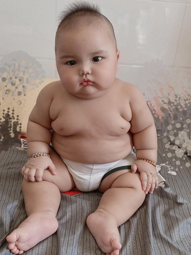Con 9 tháng 165kg bụ nhất xóm bị bắt giảm cân mẹ trẻ đáp lời ai cũng câm nín - 7