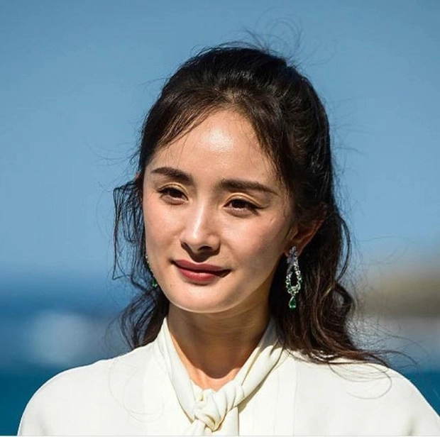 Cột tóc hai sừng nhí nhảnh dương mịch cũng không thể ăn gian tuổi tác vì làn da nhăn nheo - 7