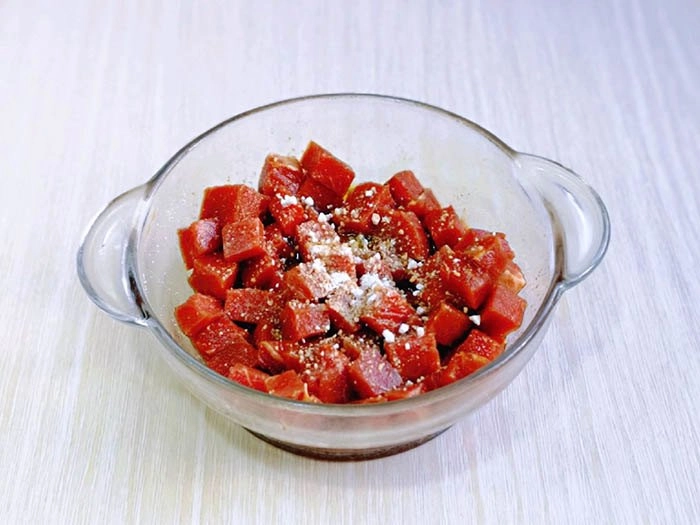 Cuối tuần mẹ làm thịt bò lúc lắc cả nhà ăn hết bát cơm này đến bát khác - 2