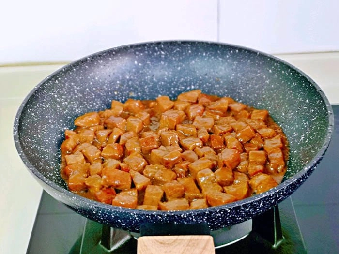 Cuối tuần mẹ làm thịt bò lúc lắc cả nhà ăn hết bát cơm này đến bát khác - 5