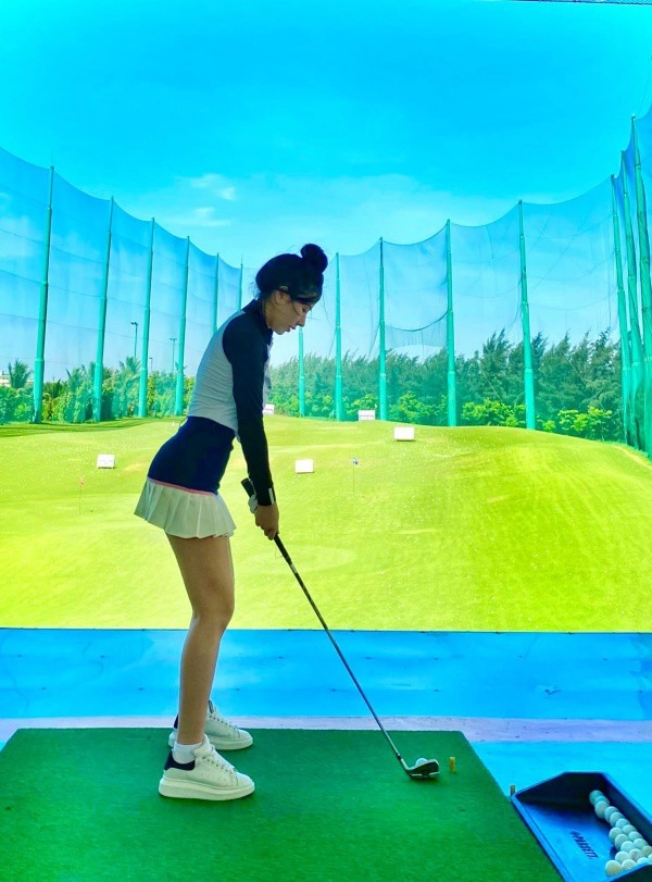 Đại tiểu thư đi chơi golf mà ai cũng nhìn theo vì body quá quyến rũ - 1